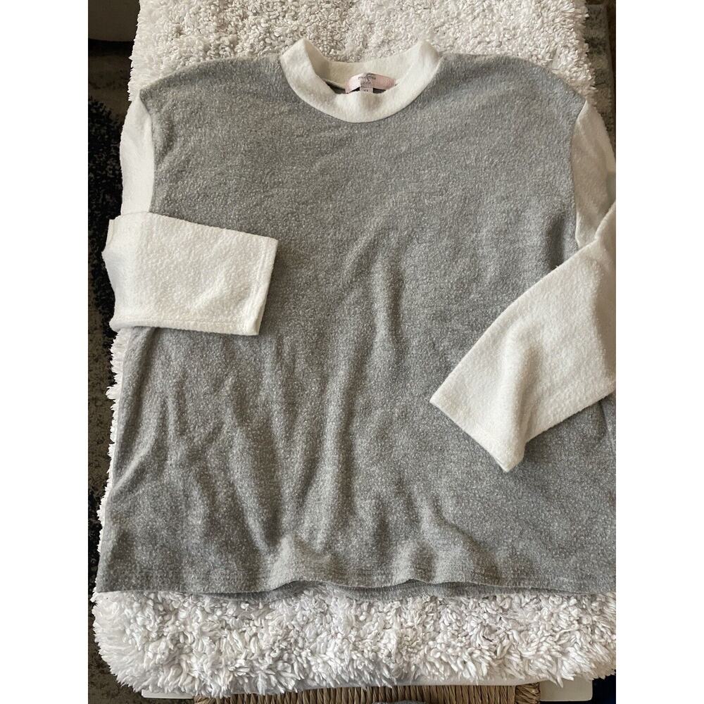 Moa Moa Girls Sz. XL Gray & White Sweater. So Soft. Comfortable